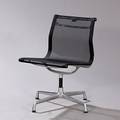 Ray Eames, Charles Eames Aluminium Group Side Chair. Kontorstol med stel af forkromet aluminium. Udført hos Vitra.