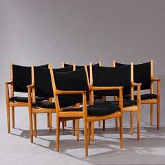 Hans J. Wegner JH 513. Et sæt på seks armstole af eg. Sæde og ryg betrukket med antracitgrå uld. 6