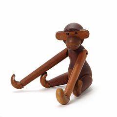 Kay Bojesen Abe af patineret teak med bevægelige arme og ben. Udført hos Kay Bojesen. H. 21. Siddende H. 13,5.