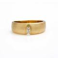 Diamantring af 14 kt. guld prydet med to brillantslebne diamanter. Str. 61. Vægt ca. 6,5 gr. Ca. 2010.