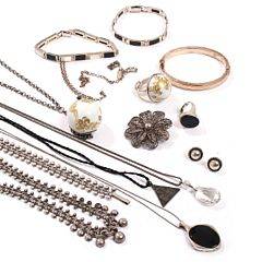 En samling smykker af sølv og sterlingsølv, bestående af fem halskæder, to armbånd, armring, broche m.m. Ringstr. 53,5 og justérbar. 13