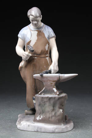 Royal Copenhagen. smed figur af porcelæn 1 sortering