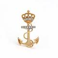 Diamantbroche af 14 kt. guld og hvidguld i form af kronet anker prydet med talrige brillantslebne diamanter. Original æske medfølger. L. ca. 5 cm. 1940erne.