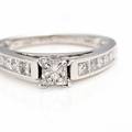 Diamantring af 14 kt. hvidguld prydet med prinsessesleben diamant flankeret af talrige prinsesseslebne diamanter på i alt 1,25 ct. Str. 54. 2012.