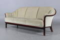 Tre-pers sofa med formspændt stel.