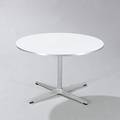Arne Jacobsen Cirkulært sofabord med stel af stål, firpasfod af poleret aluminium. Top med hvid laminat. Udført hos Fritz Hansen.