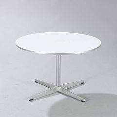 Arne Jacobsen Cirkulært sofabord med stel af stål, firpasfod af poleret aluminium. Top med hvid laminat. Udført hos Fritz Hansen.