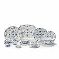 Musselmalet helblonde service af porcelæn, dekoreret i underglasur blå. Royal Copenhagen. 34