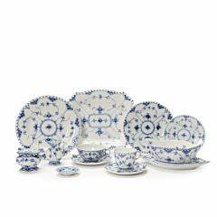 Musselmalet helblonde service af porcelæn, dekoreret i underglasur blå. Royal Copenhagen. 34