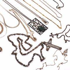 14 halskæder af sølv og sterlingsølv, delvis forgyldt og prydet med sten. Vægt ca. 350 gr. 14