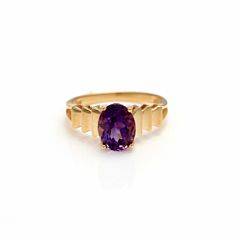 Ametystring af 14 kt. guld prydet med facetslebet ametyst. Str. 54.