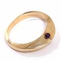 Ametystarmring af 14 kt. guld prydet med cabochonslebne ametyster. Vægt 23,9 gr. Indvendig diam. 5-6.