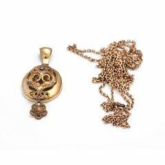 Forgyldt medaljon med kæde af 14 kt. guld. L. ca. 140 og 6,3 cm. Vægt i guld 16 gr. Ca. 1900.