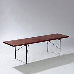 Dansk møbeldesign Rektangulært sofabord med stel af sortlakeret stål. Top af teak. H. 46. L. 159. B. 50.