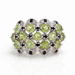 Peridot- og spinelring af hvidguldsforgyldt sterlingsølv prydet med talrige facetslebne peridoter og sorte spineler. Str. 57.
