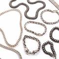 Tre halskæder og seks armbånd af sterlingsølv. Vægt ca. 405 gr. 9