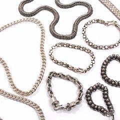 Tre halskæder og seks armbånd af sterlingsølv. Vægt ca. 405 gr. 9