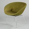 Arne Jacobsen Gryden. Skalformet armstol med stel af stål og betræk af grøn uld. Model 3318. Udført hos Fritz Hansen.