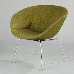 Arne Jacobsen Gryden. Skalformet armstol med stel af stål og betræk af grøn uld. Model 3318. Udført hos Fritz Hansen.