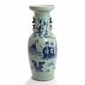 Orientalsk vase af porcelæn, dekoreret i blå underglasur med figursceneri, sider prydet med fohunde. 19.-20. årh. H. 60.
