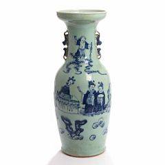 Orientalsk vase af porcelæn, dekoreret i blå underglasur med figursceneri, sider prydet med fohunde. 19.-20. årh. H. 60.