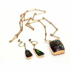 Opalsmykkesæt bestående af halskæde og øreskruer af 14 kt. guld hver prydet med opaler. Halskæden er ydermere prydet med brillantsleben diamant. 1960-70. 3.