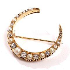 Diamant- og perlebroche af guld, prydet med brillantslebne diamanter med gammel slibning og større og mindre perler. Ca. 1900.