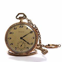 Marvin Lommeur af 14 kt. guld. Gylden skive med arabertal og små sekunder. Støvkapsel af metal. Diam. 5. Forgyldt urkæde medfølger.