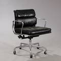 Charles Eames, Ray Eames EA 434. Soft Pad armstol med stel af forkromet aluminium med hjul. Betrukket med sort skind.