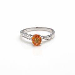 Safirring af 14 kt. hvidguld prydet med facetslebet gul safir flankeret af talrige baguetteslebne hvide safirer og brillianstslebne diamanter. Str. 55.