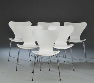 Arne Jacobsen. Sæt på seks Syveren stole, model 3107, hvide 6 Denne vare er sat til omsalg under nyt varenummer 4784190
