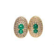 Et par smaragd- og diamantørestikker af 18 kt. guld prydet med facetslebne smaragder omkranset af talrige brilliantslebne diamanter. L. ca. 2 cm. 1980-90. 2