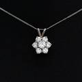 Diamantvedhæng af 18 kt. hvidguld i form af blomst prydet med brilliantslebne diamanter. Halskæde af 8 kt. hvidguld medfølger. L. ca. 46,5 cm. 1980-90.