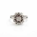 Diamantring af 18 kt. hvidguld prydet med brilliantslebne diamanter. Str. 53,5. 1970-80.