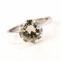 Diamant solitairering af 18 kt. hvidguld prydet med brillantslebet light yellow diamant på ca. 3.16 ct. Klarhed VVS2. Certifikat medfølger. Ca. 1970-80.