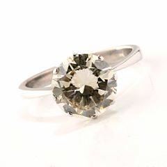 Diamant solitairering af 18 kt. hvidguld prydet med brillantslebet light yellow diamant på ca. 3.16 ct. Klarhed VVS2. Certifikat medfølger. Ca. 1970-80.