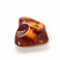 Klump af poleret rav. Vægt 105 gr. L. 7 cm.