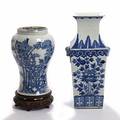To kinesiske vaser af porcelæn, dekoreret i underglasur blå. 19.-20. årh. H. 27-38. 2