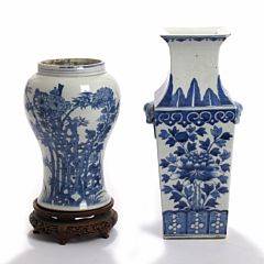 To kinesiske vaser af porcelæn, dekoreret i underglasur blå. 19.-20. årh. H. 27-38. 2