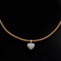 Diamantvedhæng af 14 kt. guld prydet med talrige diamanter i kæde af gummi med silkesnor med lås af sterlingsølv. L. ca. 44 cm.