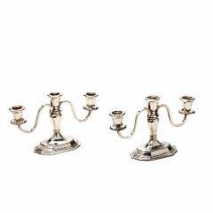 Et par kandelabre af sølv, hver med tre lysarme. København 1952. Udfyldte. H. 15,5 cm. 2