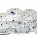 Musselmalet service af porcelæn, dekoreret i underglasur blå. Royal Copenhagen og Bing  Grøndahl. 53