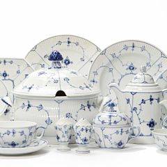 Musselmalet service af porcelæn, dekoreret i underglasur blå. Royal Copenhagen og Bing  Grøndahl. 53