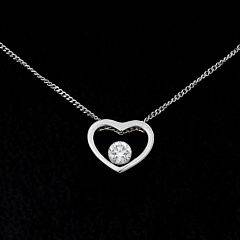 Halskæde med diamantvedhæng af 14 kt. hvidguld prydet med brillantslebet diamant på ca. 0.14 ct. Farve WesseltonVS. L. ca. 46 cm. Ca. 2008.
