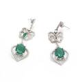 Et par smaragd- og zirkoniaørestikker af 14 kt. hvidguld prydet med to større facetslebne smaragder på i alt ca. 7.50 ct. samt to mindre smaragder 2