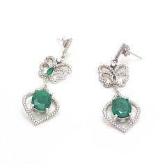 Et par smaragd- og zirkoniaørestikker af 14 kt. hvidguld prydet med to større facetslebne smaragder på i alt ca. 7.50 ct. samt to mindre smaragder 2