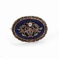 Diamantbroche af 18 kt. guld prydet med talrige rosenslebne diamanter og blå emalje. L. ca. 3,4 cm. Ca. 1900.