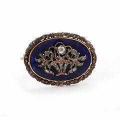 Diamantbroche af 18 kt. guld prydet med talrige rosenslebne diamanter og blå emalje. L. ca. 3,4 cm. Ca. 1900.