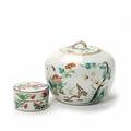 Kinesisk famille rose bojan samt en lille seglpastabeholder af porcelæn, dekoreret i farver. 20. årh. H. 4 og 12 cm. 2
