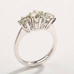Diamantring af 18 kt. hvidguld prydet med tre brillantslebne diamanter på henholdsvis 0.70, 1.20 og 0.70 ct., i alt ca. 2.60 ct. Str. 53,5. Rom, ca. 1950-60.